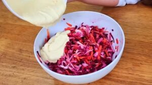 Leia mais sobre o artigo Nutricionista ensina a fazer uma salada cremosa para comer à vontade e emagrecer: fácil de fazer e com poucas calorias